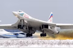 Máy bay ném bom chiến lược hiện đại hóa Tupolev Tu-160. (Nguồn: airliners.net)
