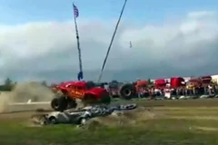 Chiếc xe gặp tai nạn hy hữu. (Nguồn: YouTube) 