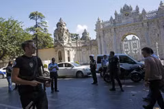 Cảnh sát Thổ Nhĩ Kỳ bên ngoài cung điện Dolmabahce. (Nguồn: Reuters)