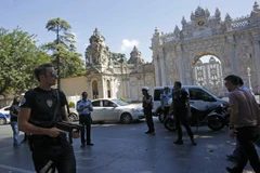 Cảnh sát Thổ Nhĩ Kỳ bên ngoài cung điện Dolmabahce. (Nguồn: Reuters)