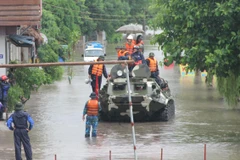 Lữ đoàn 147 điều động 2 xe lội nước đến đưa dân ra khỏi vùng ngập lụt. (Nguồn: Nguyễn Hoàng/Vietnam+)