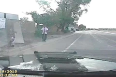 [Video] Cảnh sát Mỹ tông thẳng xe vào người đàn ông có vũ trang