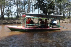 Những du khách đầu tiên tham quan Vườn quốc gia Tràm Chim được trải nghiệm cảm giác lướt trên mặt nước trên tàu năng lượng Mặt ​Trời. (Ảnh: Huỳnh Phúc Hậu/TTXVN)