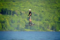 Người đàn ông lập kỷ lục về quãng đường "bay" trên mặt hồ