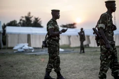 Cảnh sát Burundi tại một điểm bỏ phiếu. (Nguồn: Getty)