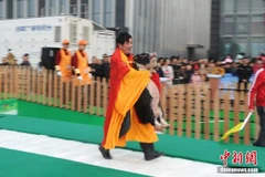 Các thí sinh "vật lộn" với những con lợn béo trong cuộc thi chạy