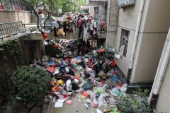 Dù nhận vô vàn chỉ trích từ hàng xóm nhưng người phụ nữ trên vẫn quyết không vứt bất cứ thư gì đi. (Nguồn: CCTV)