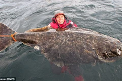 Erik Axner và con cá bơn khổng lồ. (Nguồn: Daily Mail)