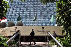 Cảnh sát canh gác bên ngoài Khách sạn Shangri-La. (Nguồn: Xinhua)