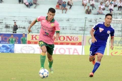 Hạ Đồng Tháp, QNK Quảng Nam tiếp tục thăng hoa trên sân nhà