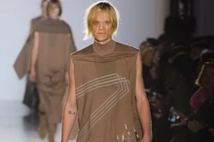 Thời trang hở phần nhạy cảm của nam giới gây tranh cãi gay gắt