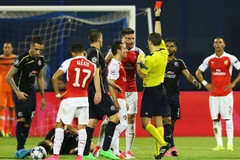 Giroud nhận thẻ đỏ trong trạn đấu với Dinamo Zagreb. (Nguồn: skysports)