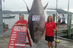 Bà Donna Pascoe bên chiến lợi phẩm của mình. (Nguồn: Daily Mail)