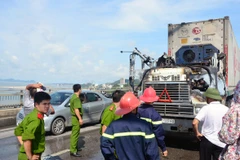 Xe đầu kéo bỗng nhiên bốc cháy dữ dội trên cầu Bãi Cháy