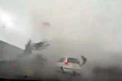 Chiếc xe bị cuốn bay đi. (Nguồn: YouTube) 