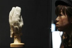 Đấu giá guitar của George Harrison, găng tay của Michael Jackson
