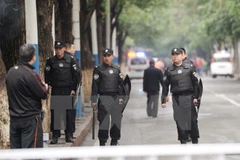 Cảnh sát Trung Quốc tuần tra tại Tân Cương. (Nguồn: Kyodo/TTXVN)