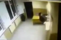 Tên trộm chạy trốn khỏi đồn cảnh sát. (Nguồn: YouTube)