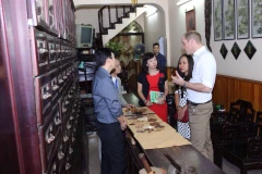 Hoàng tử Anh đi thăm nhà thuốc ở phố Lãn Ông. (Ảnh: Minh Sơn/Vietnam+)