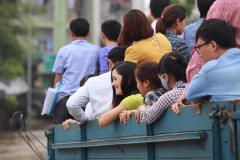 Xe ôtô Zil 'giải cứu' cư dân Cổ Nhuế. (Ảnh: Minh Sơn/Vietnam+)