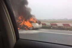 Hiện trường vụ cháy xe trên cao tốc Pháp Vân-Cầu Giẽ. (Ảnh: PV/VietnamPlus)