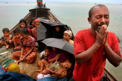 Một nhóm người Rohingya chạy trốn nạn bạo lực. (Ảnh: thecommunity.com)
