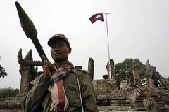 Binh sỹ Campuchia canh gác trước ngôi đền Preah Vihear. (Ảnh: AFP)