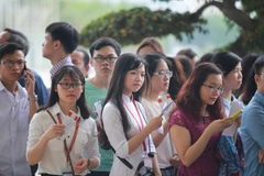 Học sinh, sinh viên Việt Nam háo hức tới nghe buổi nói chuyện của Tổng thống Obama. (Ảnh: Minh Sơn/Vietnam+)