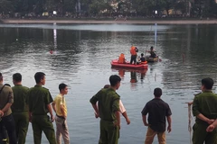 Lực lượng chức năng tìm vớt xác thanh niên ở hồ Thiền Quang chiều 3/6. (Ảnh: PV/Vietnam+)