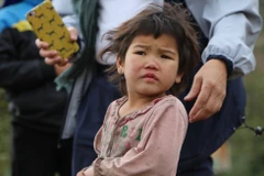 Nhiều em nhỏ chỉ có một manh áo mong manh giữa trời giá lạnh. (Ảnh: PV/Vietnam+)