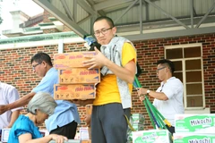 Bà con người gốc Việt nhận đồ cứu trợ. (Ảnh: Trần Long/Vietnam+)