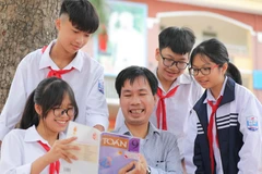 Thầy giáo Nguyễn Đức Trường và các học sinh trường THCS Đa Tốn, huyện Gia Lâm (Hà Nội). (Ảnh: Thanh Tùng/TTXVN)