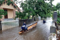 Nhiều tuyến đường ở huyện Quảng Điền, Thừa Thiên-Huế bị ngập sâu. (Ảnh: TTXVN phát)