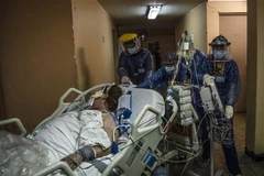 Nhân viên y tế chuyển bệnh nhân COVID-19 tới bệnh viện tại Santiago, Chile, ngày 24/6/2020. (Ảnh: AFP/ TTXVN)