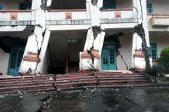 Hiện trạng sụt lún, sạt lở đất tại Đồn Biên phòng Cửa khẩu Quốc tế Cha Lo. (Ảnh: TTXVN phát)