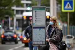 Người dân đeo khẩu trang phòng lây nhiễm COVID-19 tại Brussels, Bỉ, ngày 29/9/2020. (Ảnh: THX/ TTXVN)