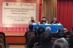 Dịch giả Vũ Thế Khôi (ngoài cùng bên trái) trong buổi ra mắt truyện Kiều bằng thơ tự do tiếng Nga. (Nguồn: nhandan.com.vn)