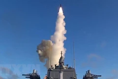 Tên lửa hành trình siêu thanh Tsirkon của Nga được phóng từ tàu Đô đốc Gorshkov ở Biển Barent. (Ảnh: TASS/TTXVN)