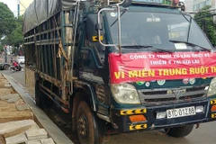 Những chuyến xe nghĩa tình của Gia Lai đang hướng về vùng lũ miền Trung. (Ảnh minh họa: Hồng Điệp/TTXVN)