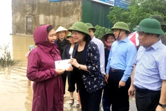 Phó Chủ tịch nước Đặng Thị Ngọc Thịnh trao quà hỗ trợ Trường Mầm non Liên Thủy, huyện Lệ Thủy, Quảng Bình sớm khắc phục hậu quả mưa lũ, đam bảo an toàn để đón học sinh trở lại trường. Ảnh: Võ Dung-TTXVN