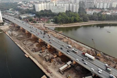 Thi công cầu vượt hồ Linh Đàm. (Ảnh: Danh Lam/TTXVN)