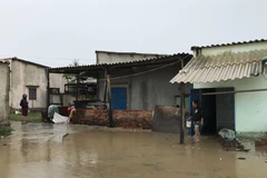Một số nhà dân ở thành phố Tuy Hòa đã bị ngập nước. (Ảnh: Phạm Cường/TTXVN)