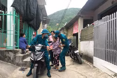  Dân quân xã Phước Đồng, thành phố Nha Trang sơ tán trên 200 hộ dân ở khu vực xung yếu chiều 27/10. (Ảnh: Thanh Vân/TTXVN)