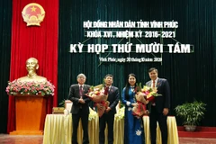 Thường trực HĐND tỉnh Vĩnh Phúc tặng hoa chúc mừng bà Hoàng Thị Thúy Lan và ông Lê Duy Thành. (Nguồn: Vinhphuc.gov.vn)