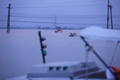 Lực lượng chức năng Hà Tĩnh phối hợp với chính quyền địa phương tiến hành di chuyển người dân vùng bị cô lập ra khu vực an toàn, đồng thời vận chuyển thực phẩm cho người dân ở khu bị cô lập thuộc 6 thôn của xã Cẩm Vĩnh, huyện Cẩm Xuyên, tỉnh Hà Tĩnh