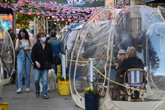 Một nhà hàng sử dụng lều nilon ngăn cách các bàn ăn để phòng lây nhiễm COVID-19 tại Manhattan, New York, Mỹ, ngày 15/10/2020. (Ảnh: AFP/ TTXVN)