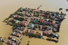 Thôn Hữu Tân, xã Tân Ninh, huyện Quảng Ninh (Quảng Bình) bị nước lũ cô lập hoàn toàn. (Ảnh: Danh Lam/TTXVN)