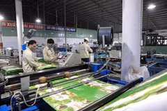 Dây chuyền sản xuất các sản phẩm bao bì tại Công ty Cổ phần bao bì Thuận Đức. (Ảnh: Phạm Kiên/TTXVN)
