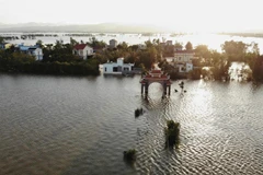 Đường liên xã, liên huyện vào Hàm Hòa, Hàm Nanh (thành phố Đồng Hới) bị ngập, không thể đi lại được. (Ảnh: Danh Lam/TTXVN)