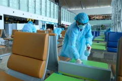 Khu vực phòng chờ cảng hàng không Quốc tế Cam Ranh được khử trùng thường xuyên để phòng chống dịch COVID-19. (Ảnh: Nguyễn Dũng/TTXVN)